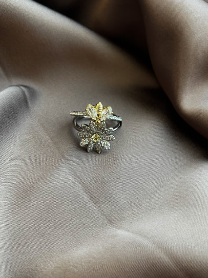 BEE & DAISY RING